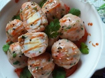 step8: 把蕃茄切片舖在盤子中 , 把蒸好的蝦堡放上 , 再淋上蕃茄醬 , 並灑上芝麻 , 香菜裝飾