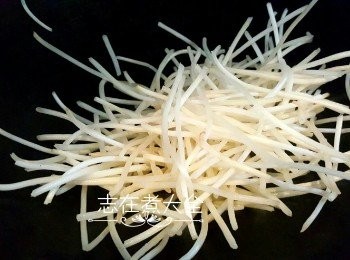 step3: 燒熱鑊大火炒銀芽至開始軟身，隔水盛起備用