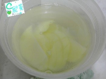 step3: 將薯仔洗乾淨切片, 用水浸住, 備用