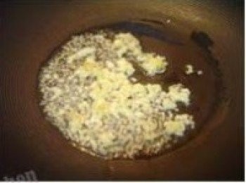 step2: 於鍋中放油，燒熱，下薑茸和蒜泥，然後轉小火