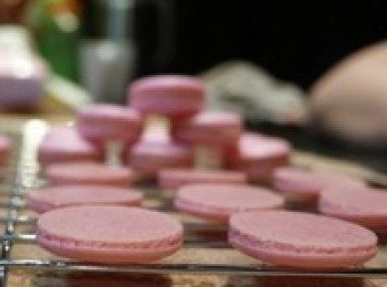 step13: 玫瑰餡兒。我沒有買玫瑰糖漿，就用了玫瑰蜜醬+奶油+黃油自己搗鼓出來的，做好冷藏發現玫瑰味還很濃郁