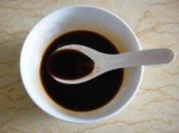 step5: 碗內加入3調羹鮮醬油和2調羹甜醋