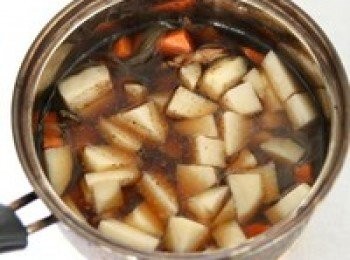 step6: 煮開後加入馬鈴薯粒和豬肉片，煮到<span class="group_1">食材</span>軟爛即可出鍋食用。