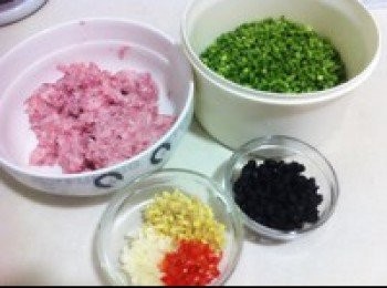 step1: 豬絞肉和入水澱粉、料酒，抓勻；蒜苔切成小丁；小米辣、老薑、獨蒜切末；豆豉備用