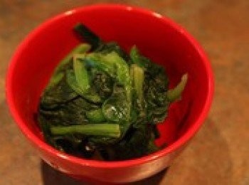 step3: 將菠菜撈出。過冷水。瀝乾水份