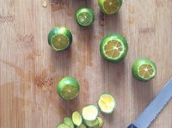 step1: 小橘子切去頂蓋，劃十字刀