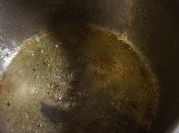 step5: 以雞腿排本身的雞油炒香蒜末、洋蔥、蕃茄(如果要加番茄醬，這個步驟就要加了，目的是讓番茄醬觸鍋炒過增加香氣)。逼出這一堆油，有沒有很驚人