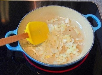 step1: 三文魚略煎，盛起，炒香洋蔥