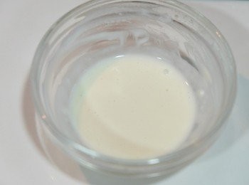 step2: 麵粉和清水拌勻成麵粉膠水用來封口。