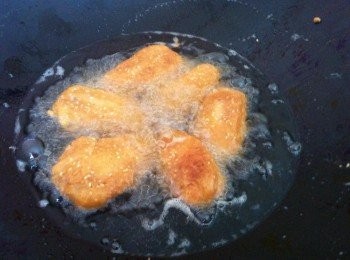 step4: 取出鍋加入適量的炸油，油熱，加入醃製好的雞中翅下鍋油炸。
以中火油炸至金黃色，撈起。
然後再一次大火熱油，把剛才撈起的雞中翅下鍋，油炸一次以便更鬆脆。