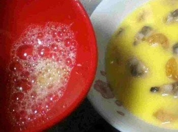 step4: 用筷子隔住倒，啲泡泡就會留咗系碗底，唔會倒埋入碟。