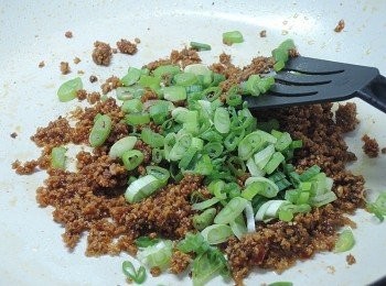 step8: 撒上蔥花快炒後就可以起鍋了!!