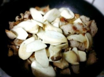 step3: 加人鍋內放入米酒稍稍滾一下~再放麻油~加點鹽調個味道~再稍稍滾一下就可以起鍋囉~