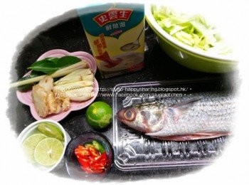 step1: 烏頭去內臟，洗淨抹乾；在魚肚內放入1支香茅、1片南薑片及2片檸檬葉。