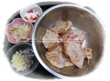 step1: <a href="https://bit.ly/2ZxapeY" target="_blank" data-keyword="雞扒" class="guide-link"><strong>雞扒</strong></a> <span style="display:inline-block;vertical-align:middle;margin-top:-3px;color:initial;border-radius:3px;padding:2px 3px;font-size:12px;line-height:14px;background:#87d300;color:#fff;">即買</span> 洗淨，抹乾水分，用叉在<a href="https://bit.ly/2ZxapeY" target="_blank" data-keyword="雞扒" class="guide-link"><strong>雞扒</strong></a> <span style="display:inline-block;vertical-align:middle;margin-top:-3px;color:initial;border-radius:3px;padding:2px 3px;font-size:12px;line-height:14px;background:#87d300;color:#fff;">即買</span> 面上刺數下(較易入味)。