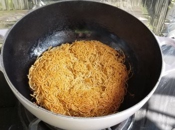 step3: 燒熱油鍋，將蝦子麵炸至金黃脆身。