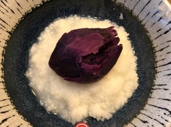 step2: 將bb爛飯 及 已蒸軟的紫薯送在大碗中