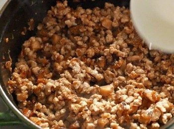 step5: 贊入米酒炒勻。