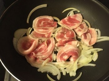 step5: 加入豬腩片炒至8成熟