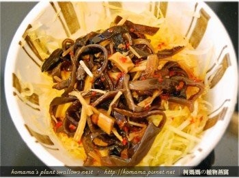 step3: 取一小碗，將木瓜絲放入碗中，再酌量地倒入青檸酸辣黑菇醬。