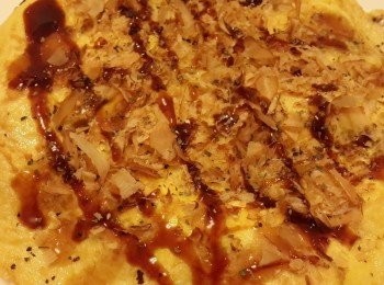 step4: 翻面再將水餃煎得有點恰恰,起鍋時要翻到蛋液那一面喔~淋上醬油膏灑上柴魚粉在灑上黑胡椒粉與羅勒葉 完成~~