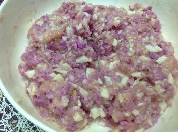 step1: <a href="https://bit.ly/3EZL8dD" target="_blank" data-keyword="雞胸" class="guide-link"><strong>雞胸</strong></a> <span style="display:inline-block;vertical-align:middle;margin-top:-3px;color:initial;border-radius:3px;padding:2px 3px;font-size:12px;line-height:14px;background:#87d300;color:#fff;">即買</span> 肉剁成泥、白色、紫色山藥切成小細末拌勻，塩丶胡椒粉、香油調味，摔打後揑成丸子