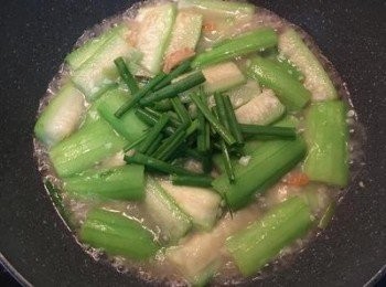 step7: 起鍋前試鹹度調整，放入蔥綠，大火收汁後即可。