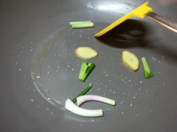 step8: 起油鑊先爆香薑片及蔥白