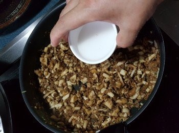 step10: 將2茶匙生粉加3湯匙水拌勻,加入餡料內打個杰身芡即可,灘凍餡料待用