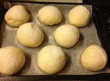 step5: 預熱焗爐190度, 麵團灑上高筋麵粉