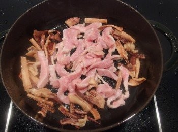 step6: 加入五花肉將油脂逼出爆香。拌炒至焦香狀。