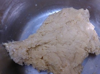 step5: 打至粉糰如圖中所示（期間需要用膠刮幫助粉糰混合）