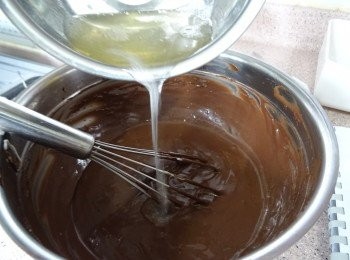 step6: 取1/4慕絲餡， 加入魚膠漿攪勻 （魚膠漿要70度左右， 太涼會起粒）,與餘下的3/4混合， 入唧袋備用