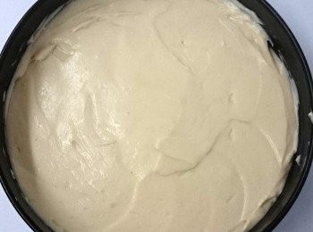 step3: 仔細地將拌好的奶油芝士混合物倒在剛製成好的蛋糕餅底上，並分佈均衡。用箔紙覆蓋烤盤，放入雪櫃冷藏2-3小時即可食用。