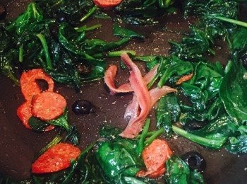 step2: 鑊中放極少油爆香蒜頭，然後放已切片的Chorizo（可用salami代替)、Baby spinach及黑橄欖（略切）炒匀。加鹽、黑椒及鯷魚調味。