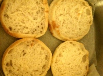 step1: 電鍋放上料理紙。將滿福堡剥成兩半，外皮部分朝下，放在料理紙上。電鍋的按鍵按下，待按鍵跳起來，有著酥脆外皮的滿福堡就完成了（電鍋裡完全不用放水）。