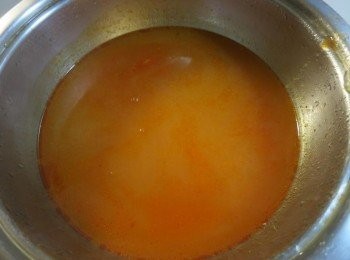 step13: 濾過的高湯.蓋鍋蓋轉小火慢燉一小時