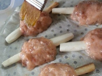 step10: 光波爐用200c預熱3分鐘,高架,於入爐前蝦膠印上油