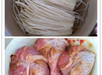 step1: 將金針菇根部木泥去掉泡水待用。雞腿洗淨底部劃一刀加入腌製雞腿的調味料《全部》腌製1小時。