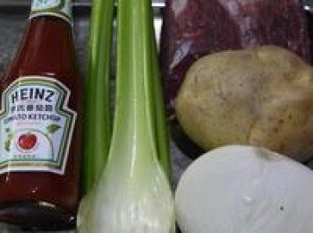 step1: 準備好牛肉、馬鈴薯、高麗菜、西洋芹、亨氏番茄醬。