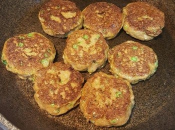 step4: 熱鑊下油放入魚餅小火煎至金黃熟透即成，最後伴泰式雞醬一齊食。