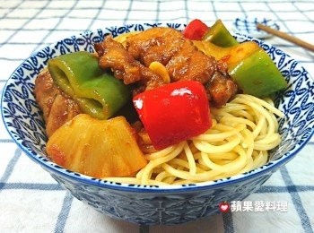step13: 將糖醋里肌舖在麵條上，用筷子拌一拌。哦，酸酸甜甜、鹹香夠味，好好吃。