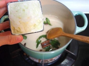 step4: 4.加入洋蔥末，炒至焦黃色。(我這次使用的是白洋蔥，因此比較不會焦黃)