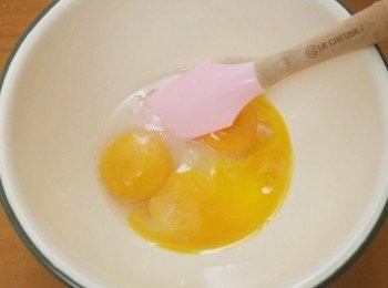 step1: 將蛋黃,糖及溫水放置在容器中並且攪拌至成白色狀態!!