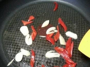 step7: 再起油鑊,爆香其餘1半蒜片及紅椒