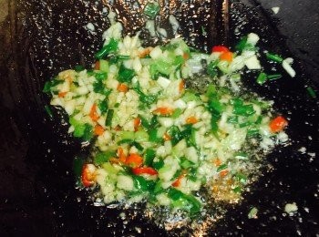 step4: 燒熱油鑊，放指天椒、蒜蓉及葱花兜匀，加入蒜鹽略炒溶後放入焗脆的豆卜和炸蒜，快手炒匀即可。