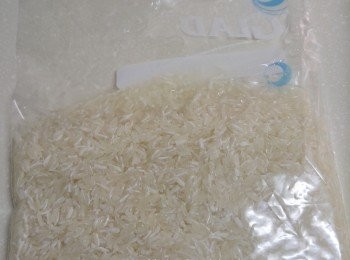 step1: 冼完米，加少量水，至可以浸到米，放入碗或保鮮袋，放急凍，凍成冰狀。