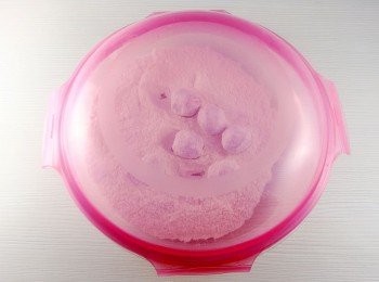 step9: 蓋上蓋子雙手端著盤子,以同一方向繞圓轉動。