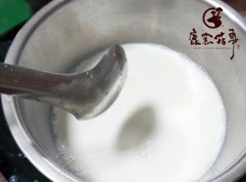 step2: 取鍋，倒入牛奶，用小火煮。