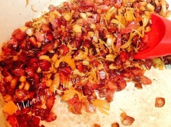 step5: 無需加油，用白鑊先爆香九成臘腸至出油，然後加入乾冬菇、蝦米和大部分乾瑤柱炒香或至乾身，盛起備用。剩下未炒的臘腸和乾瑤柱留下作糕面裝飾用。